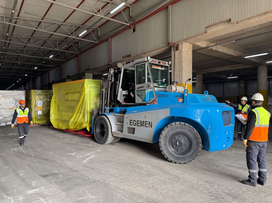Muratbey Antrepo kapalı alanında EGEMEN forkliftiyle ambalajlı ağır yükün elleçlenmesi